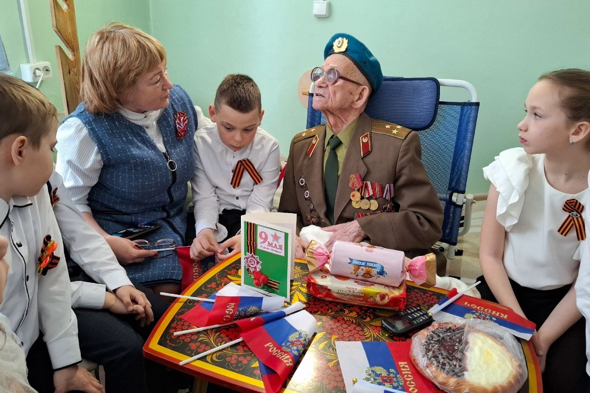 Няндомские школьники навестили ветерана Великой Отечественной войны Анатолия Валова