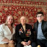 Елена Кожухина посетила ветерана ВОВ Юрия Петрухина
