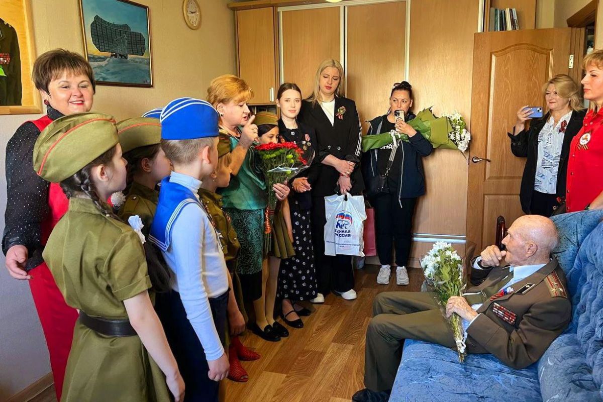 Для ветерана войск ПВО Константина Кржеминского провели домашний концерт при поддержке «Единой России»