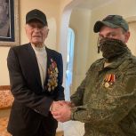 Единороссы ЗАО вместе с участником СВО поздравили с Днём Победы ветерана войны