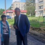 В поселке Солнечный по обращению граждан благоустраивают детскую площадку