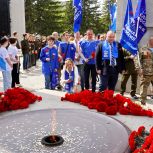 В день 80-летия со дня Победы активисты «Единой России» возложили цветы к Вечному огню в Новосибирске