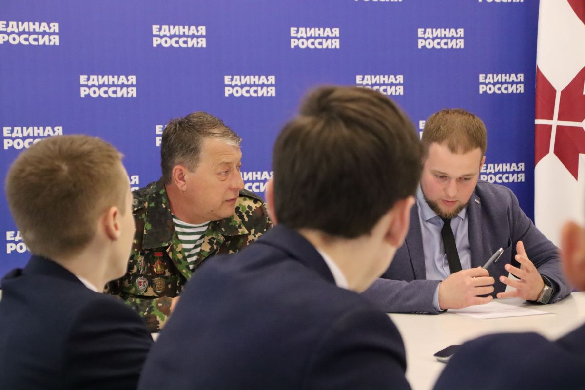 «Граница - это тот рубеж, с которого пограничнику отступать нельзя»: молодые политики встретились с отличником погранвойск
