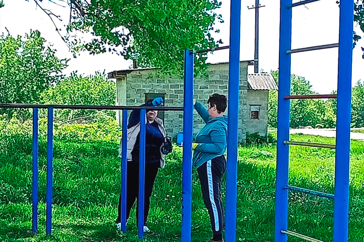 Партийцы благоустроили детскую площадку в селе Стрелецкое Обоянского района