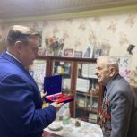 Депутат «Единой России» Максим Колесников вручил знак почётного гражданина Ростова-на-Дону участнику Великой Отечественной войны Николаю Илларионовичу Червонцу