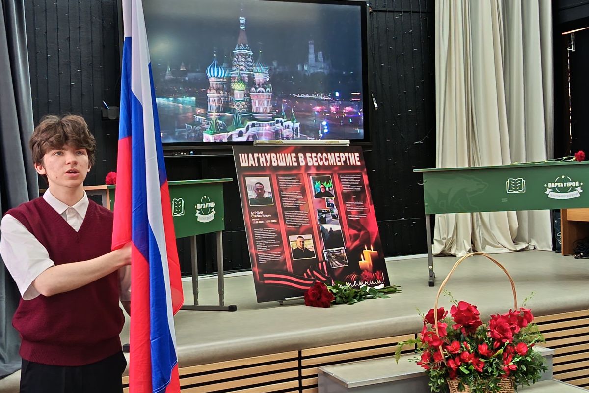 «Единая Россия» открыла две Парты Героя в Школе № 2054 в Центральном округе Москвы