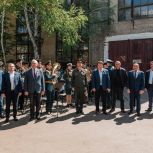 Партийцы поздравили сотрудников промышленного предприятия с наступающим Днем Победы