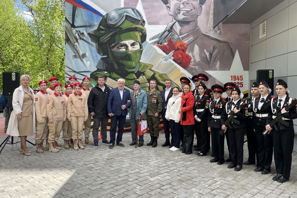 На северо-востоке Москвы единороссы открыли мурал  «Защитникам Отечества»