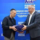 Бойцу СВО из Троицка единороссы передали посылку с электронными приборами. Посылку вручили его отцу