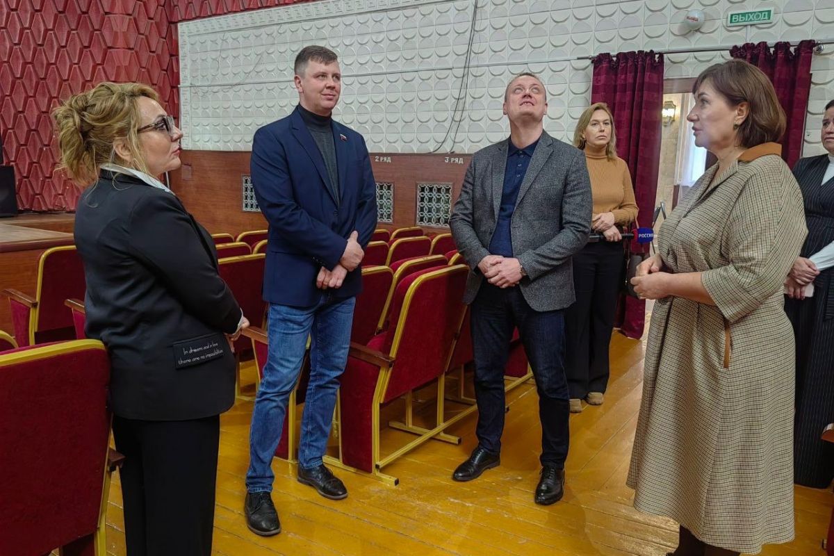 Единороссы побывали в Ярцевском центре культуры и искусств - что сделано, а какой ремонт только предстоит