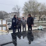 Михаил Зубарев проверил ход ремонта аллеи Славы в Сухом Логу