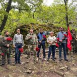 Единороссы Крыма водрузили Знамя Победы на вершинах Большой Алушты