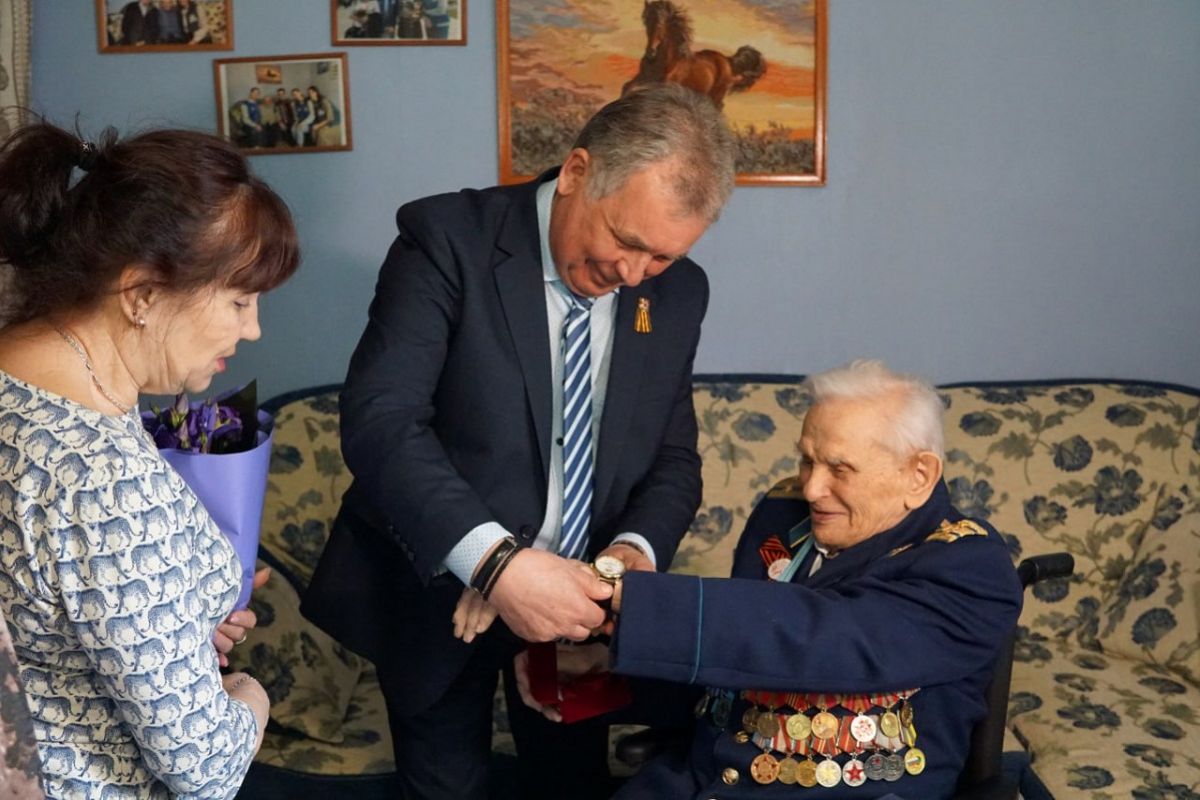 Александр Романенко поздравил с 80-летием Победы фронтовика Владимира Николаевича Кушпелева
