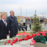 Активисты Железнодорожного местного отделения возложили цветы к Памятнику Уральского добровольческого танкового корпуса в Екатеринбурге