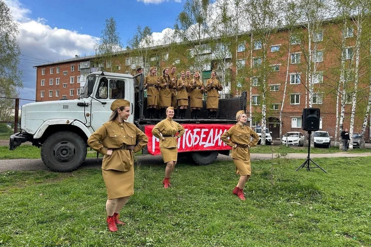 Фронтовые бригады поздравили жителей Осинников с Днем Победы
