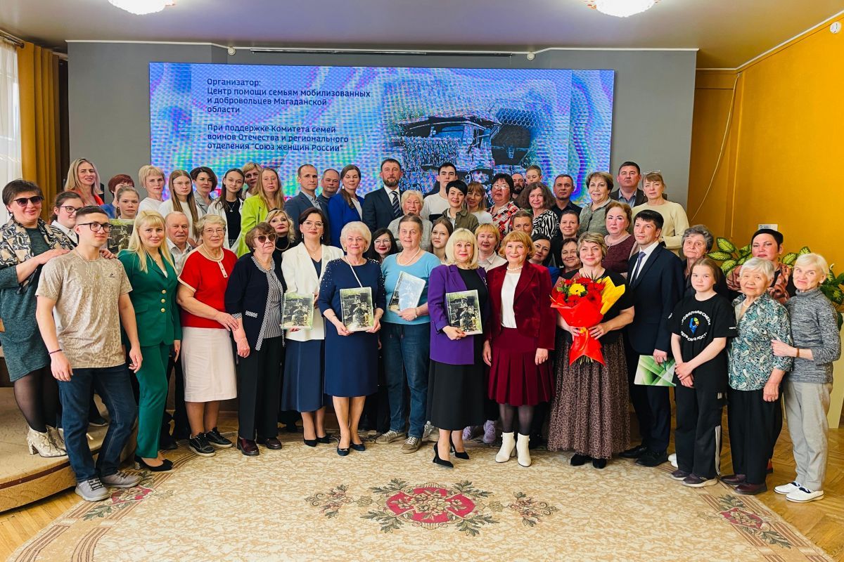 В Магадане при поддержке «Единой России» состоялась презентация фотоальбома «Плетём Победу вместе»