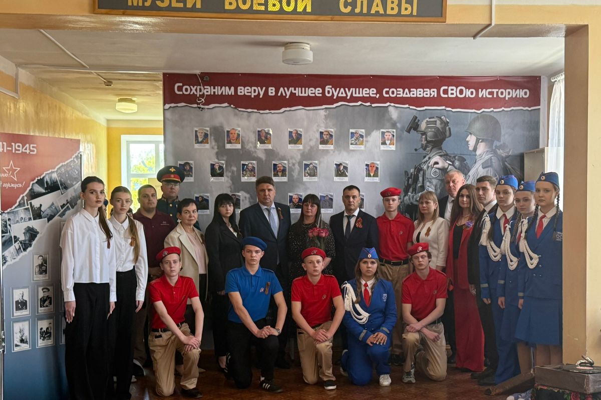 В Гуково в рамках партпроекта «Новая школа» установили «Парту Героя» имени героя спецоперации