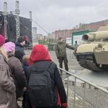 Активисты «Единой России» и «Молодой Гвардии» проводят акцию «Георгиевская лента» на выставке трофейной техники «Сила V правде – гордость и Победа!» в Екатеринбурге