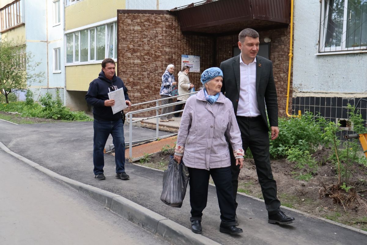 Партийный десант провел мониторинг ремонта дворов Засвияжского района