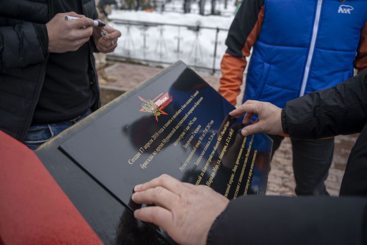 Активисты «Единой России» установили постамент и мемориальную табличку на воинском захоронении в Нарьян-Маре