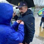 Активисты «Единой России» и «Молодой Гвардии» проводят акцию «Георгиевская лента» на выставке трофейной техники «Сила V правде – гордость и Победа!» в Екатеринбурге