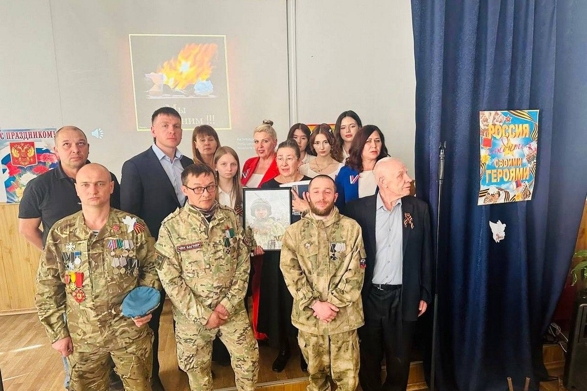 В Иркутске открыли Парту Героя, посвященную поэту, участнику СВО Андрею Балацкому