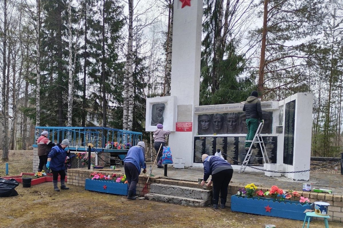 В Котласском округе благоустраивают памятные места к Дню Победы