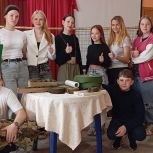 В Карабашском городском округе, в городском клубе «Соймановский» прошёл мастер-класс по плетению маскировочных сетей для участников СВО
