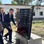 При участии депутата «Единой России» Бориса Аксёнова в Сальском индустриальном техникуме открыли мемориал в честь выпускников-участников СВО