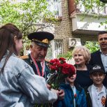 Мини-парады, памятные подарки, слова благодарности: «Единая Россия» поздравляет ветеранов с 9 Мая