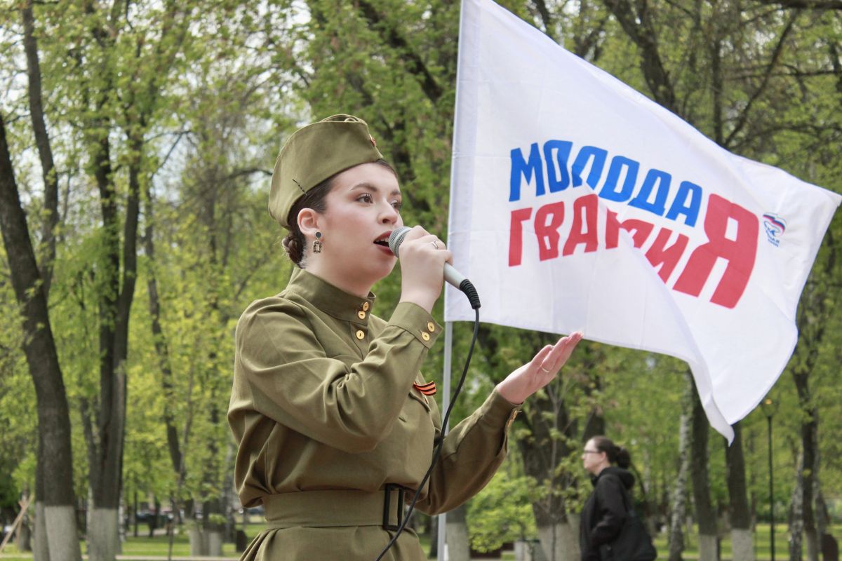 Песни военных лет, стихи и танцы: Нижегородская молодежь провела патриотический концерт в честь 80-летия Победы в Великой Отечественной войне