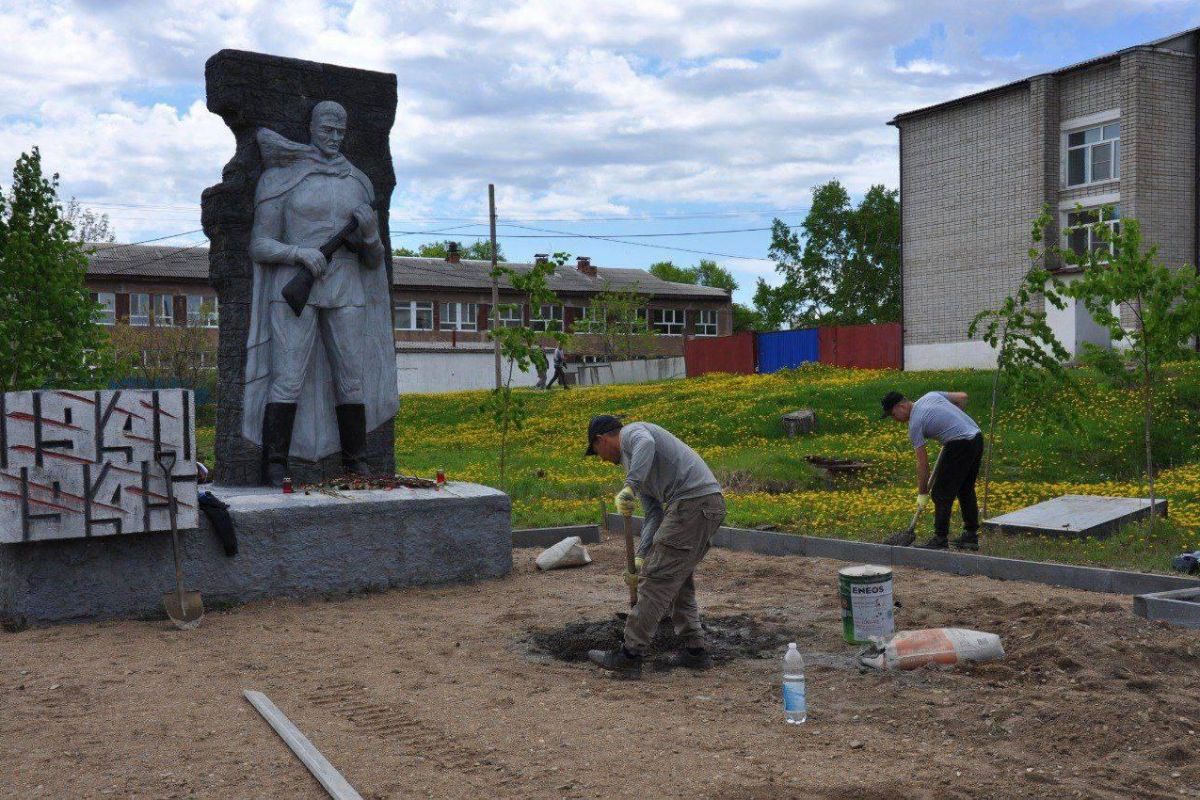В Астраханке благоустраивают мемориал в рамках «Молодёжного бюджета»