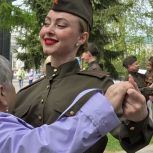 В штабе общественной поддержки «Единой России» в Омске танцевали «Вальс Победы»