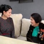 Елена Ельникова посетила ветерана Великой Отечественной войны Валентину Оверину