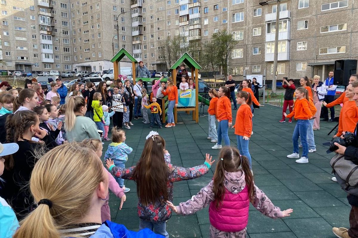 «Единая Россия» провела праздничные, познавательные и спортивные мероприятия ко Дню соседей в регионах