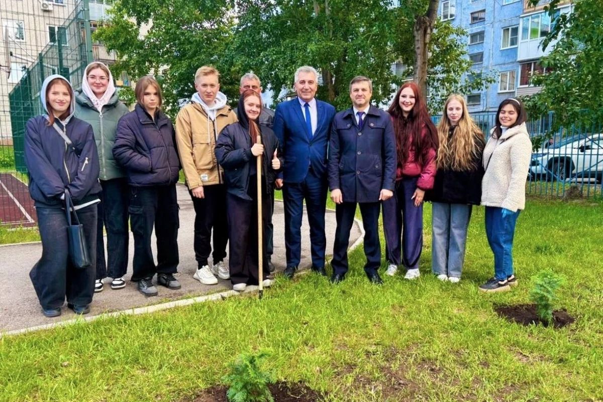 Аллею выпускников заложили в барнаульской школе №81