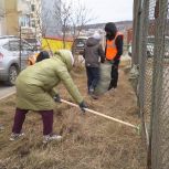 Депутат Магаданской городской Думы Михаил Тумашов принял участие в генеральной уборке двора в микрорайоне Пригородный