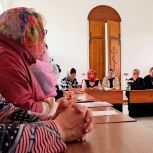 Партийцы организовали «Семейную гостиную» в Медвенском районе