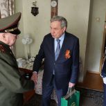 Сенатор Владимир Городецкий поздравил с юбилеем Победы ветеранов Великой Отечественной войны
