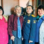 Элена Беруашвили поздравила с Днем рождения ветерана Великой Отечественной войны