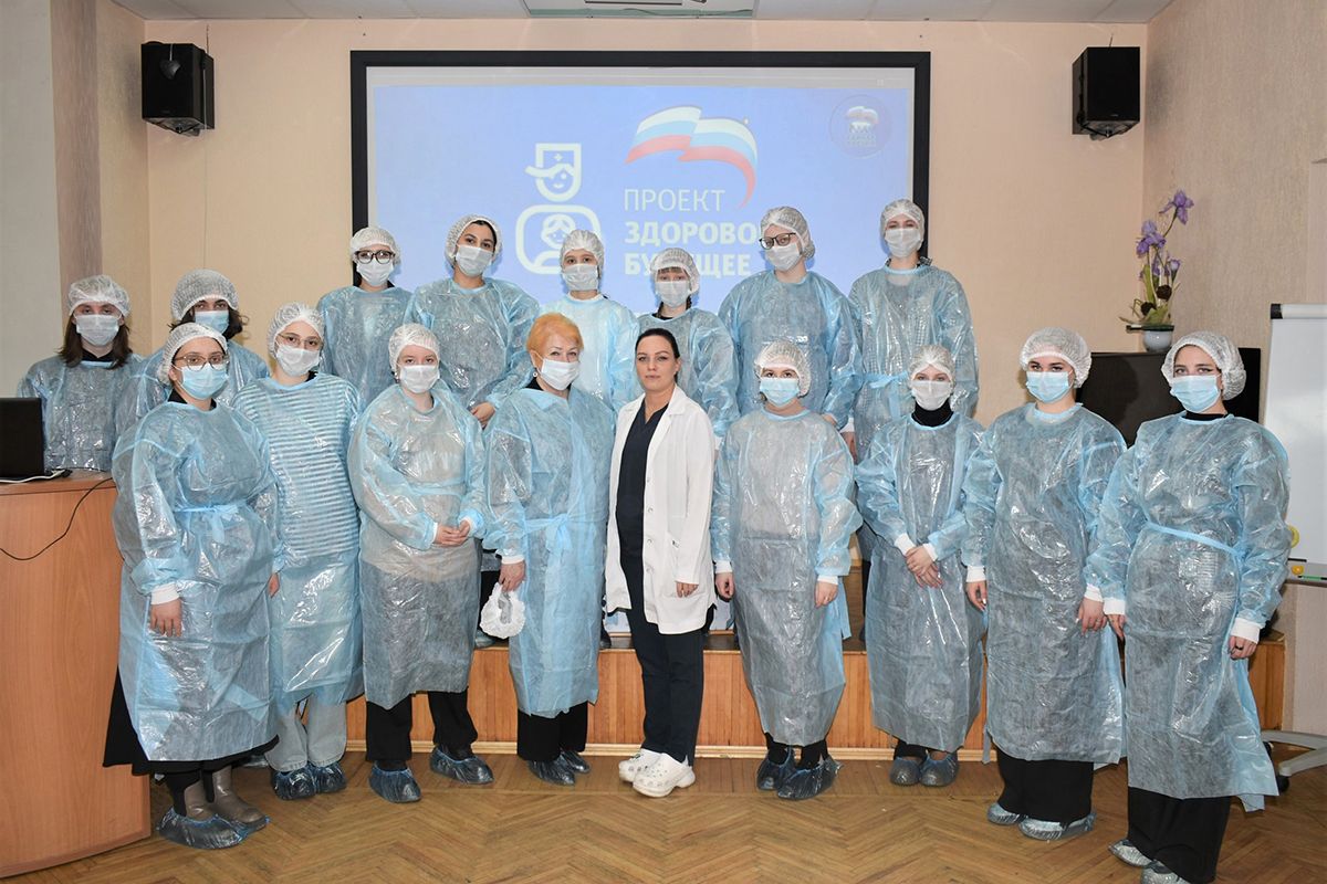 Партпроект «Здоровое будущее» познакомил школьников из Мурманска с профессией хирурга