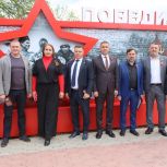 Партийный десант «Единой России» проверил работы по установке памятника участникам СВО