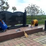 Активисты «Единой России» навели порядок у памятника жертвам геноцида в Степновском округе