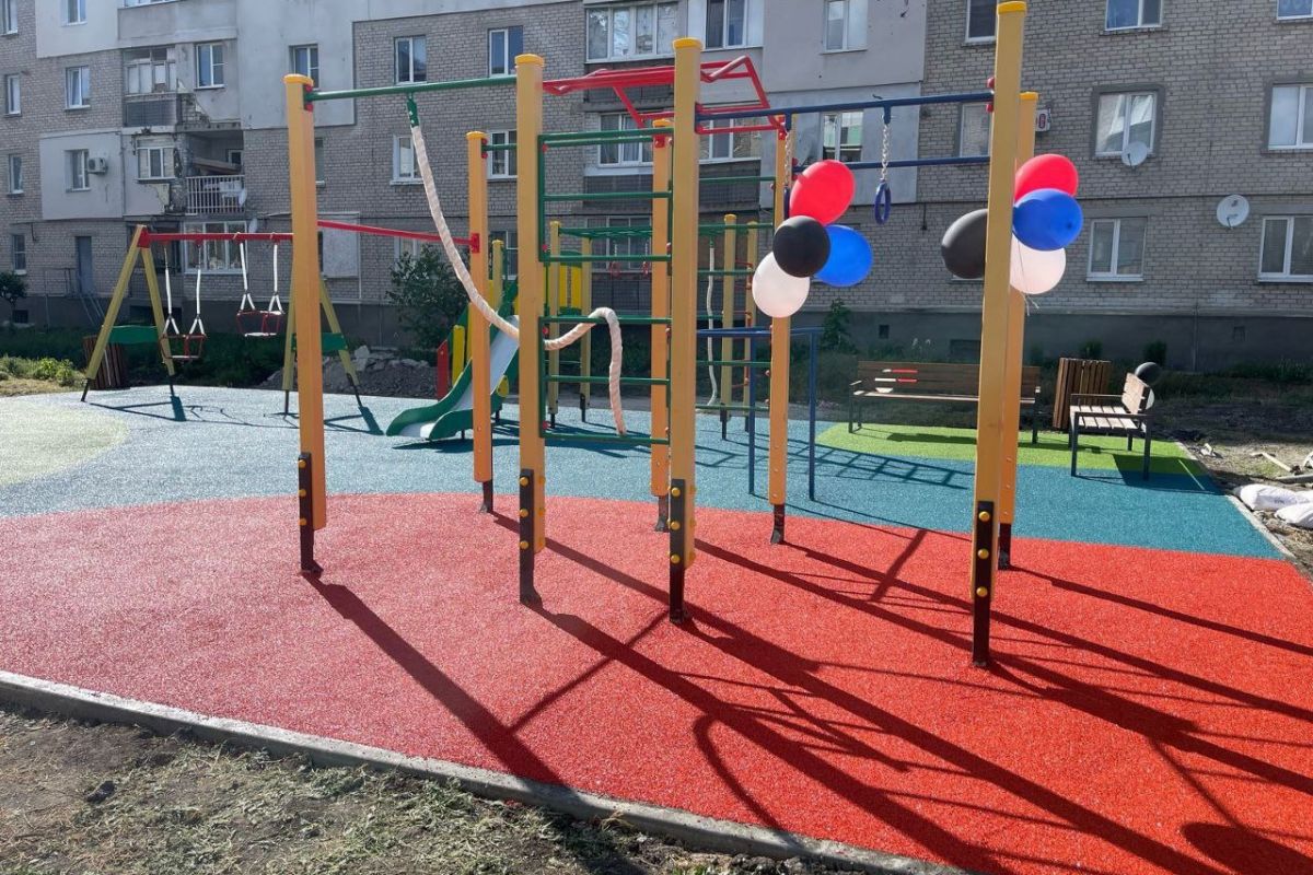 В Волновахе установлена новая детская площадка