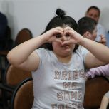 «Единая Россия» организовала благотворительный спектакль для детей, проходящих лечение в Шалинском ребцентре