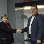 Артефакты времен Великой Отечественной войны передали партийцы в школьный музей