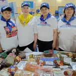 «Совсем не юные пионеры» собрались во Владивостоке: на Слёте волонтёров старшего поколения вспоминали пионерское детство и помогали фронту