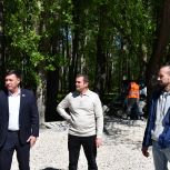 Партийный десант проконтролировал ход благоустройства парка «Юность»