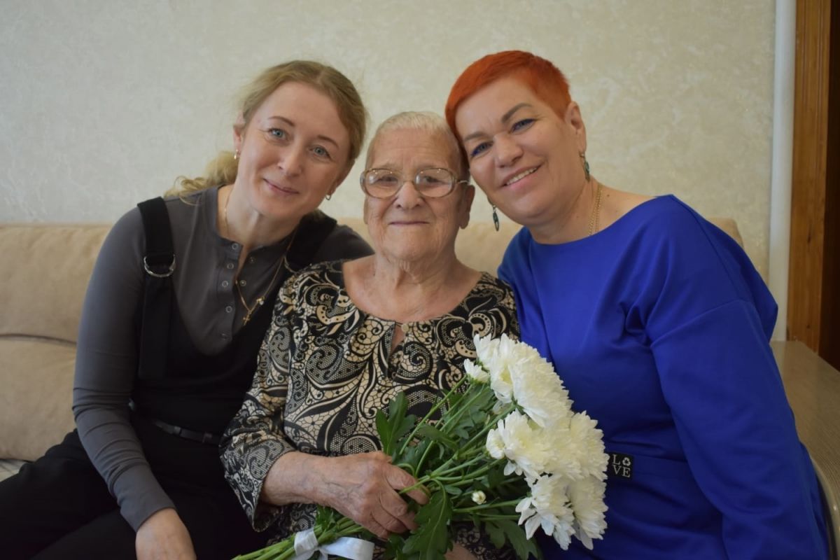 Единороссы Пителинского округа поздравили с 90-летием долгожительницу