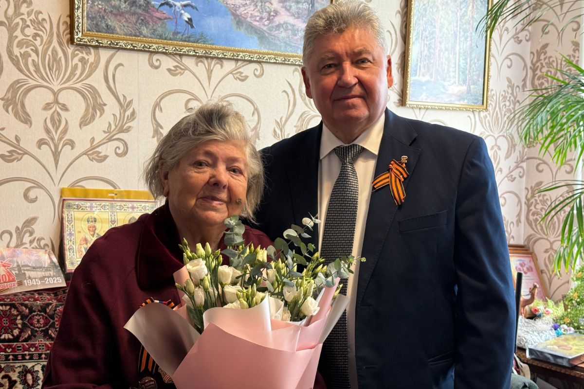 Партийцы региона поздравляют ветеранов с 80-летием Великой Победы